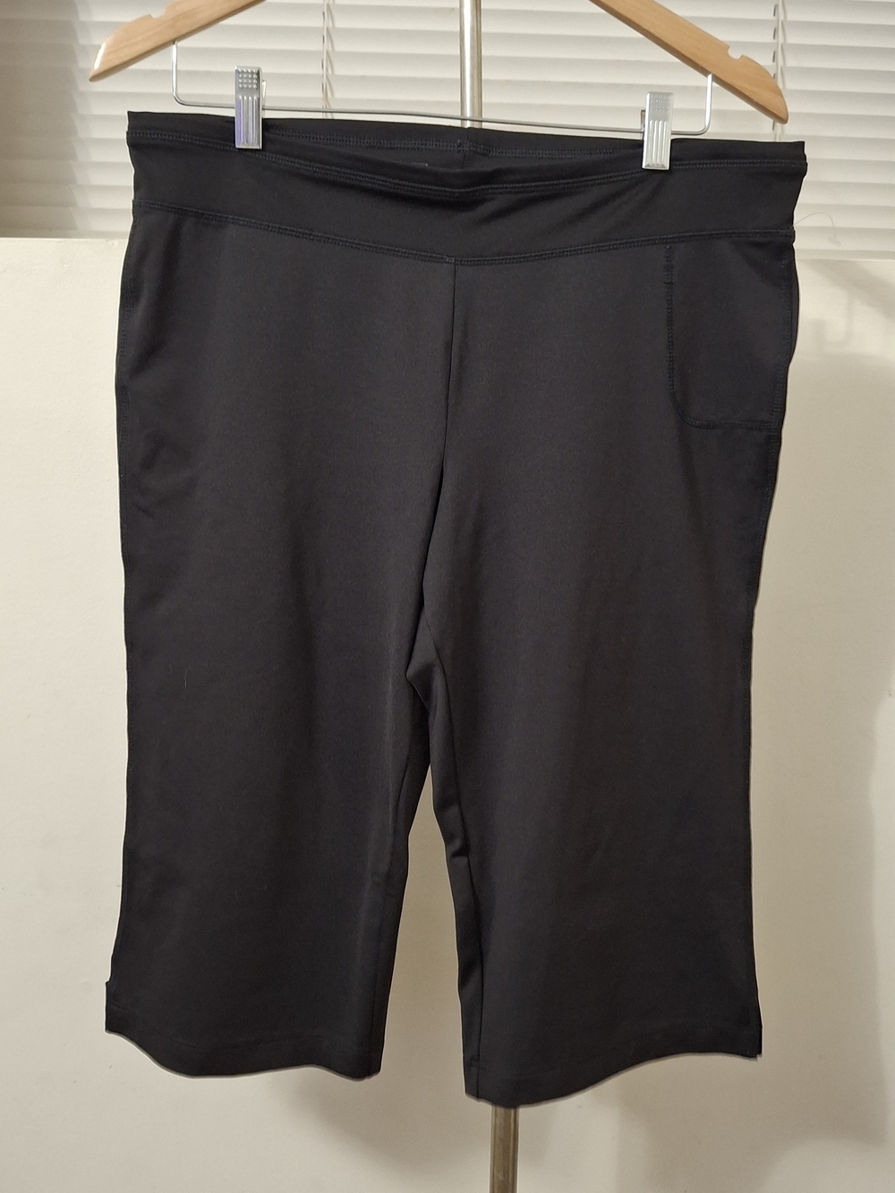 Athletic Works Women's Black Activewear Capri Leggings with Hidden Pocket